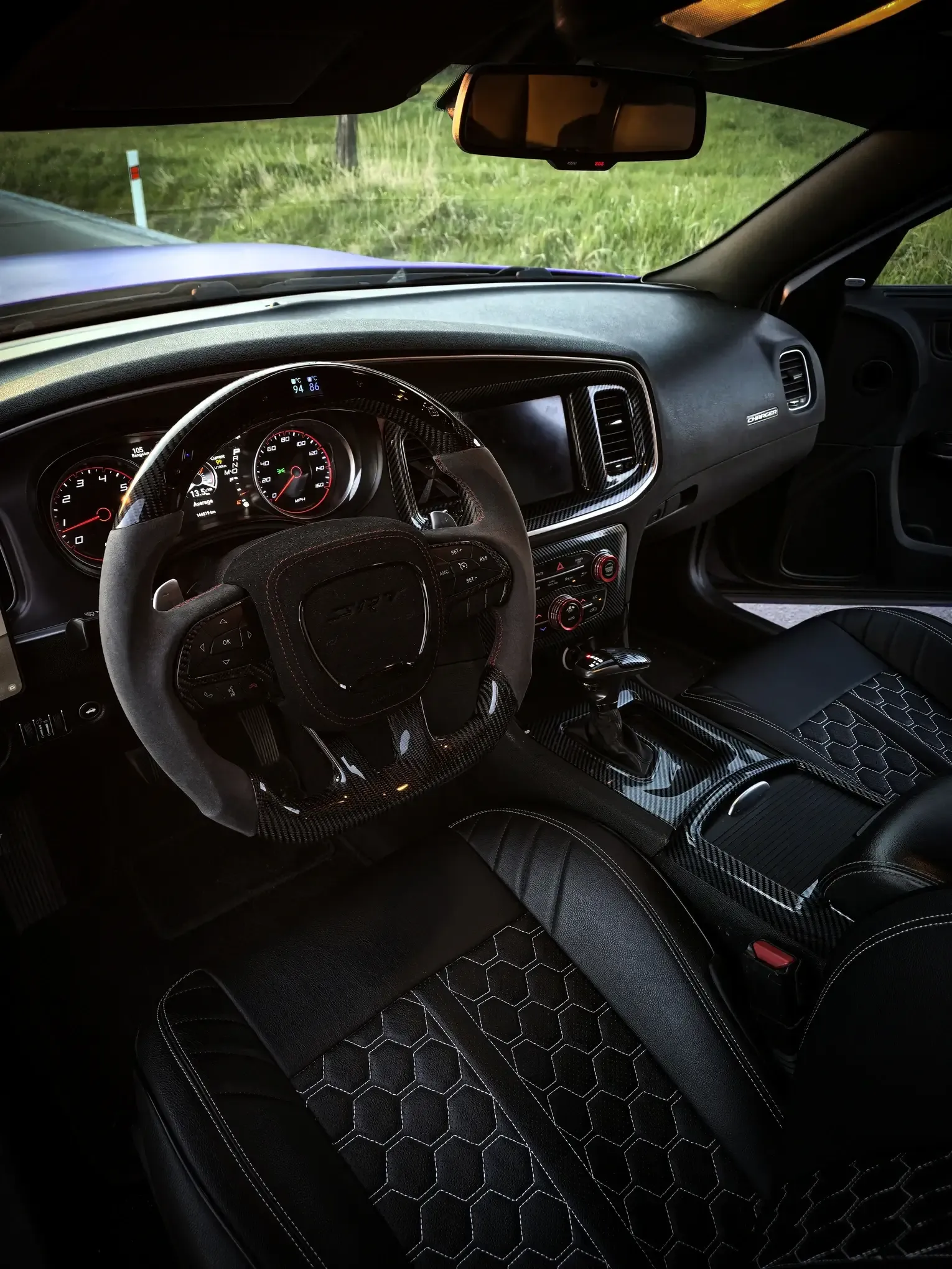 Wnętrze Dodge Chargera do transportu z kierowcą
